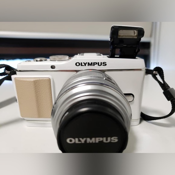 **Mint** Olympus Ep-3 with 14-42mm lens - Picture 2 of 6